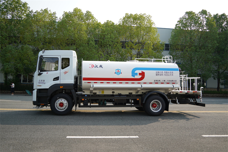 【汉成牌】东风股份D9-240马力洒水车 16方（燃油车）